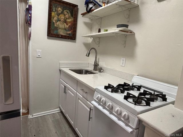 16 Main Street 2Y, East Rockaway, NY 11518