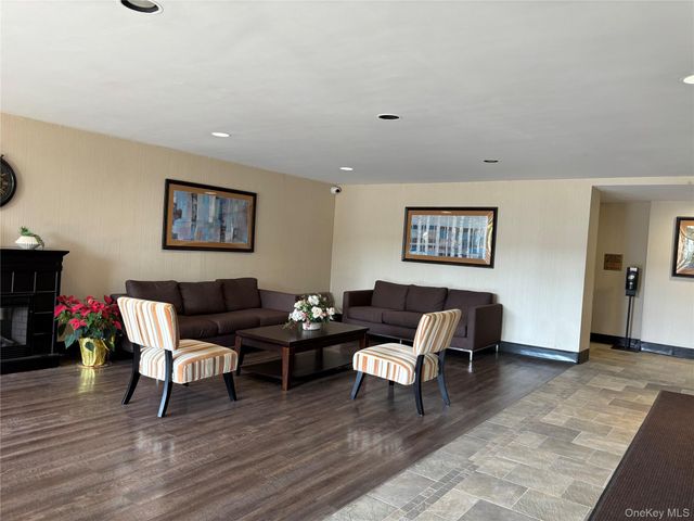 16 Main Street 2Y, East Rockaway, NY 11518