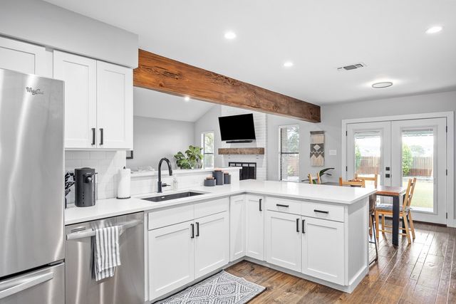 1821 Lois St, Kerrville, TX 78028