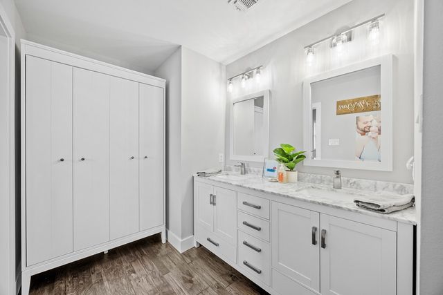 1821 Lois St, Kerrville, TX 78028