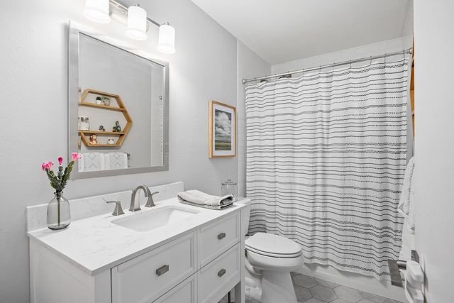 1821 Lois St, Kerrville, TX 78028