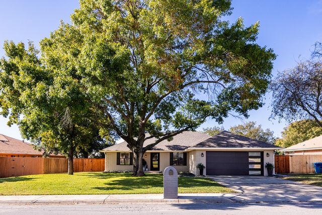 1821 Lois St, Kerrville, TX 78028