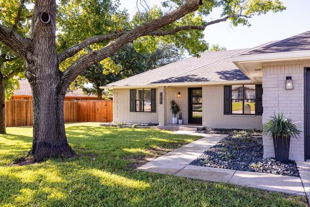 1821 Lois St, Kerrville, TX 78028