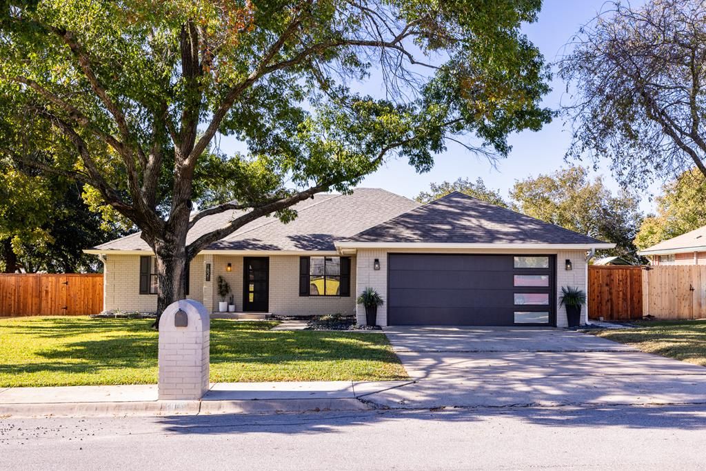 1821 Lois St, Kerrville, TX 78028