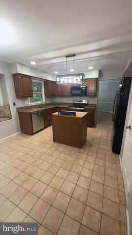 7421 SILVER PINE DR, Springfield, VA 22153