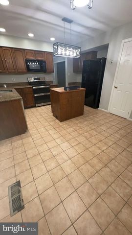 7421 SILVER PINE DR, Springfield, VA 22153