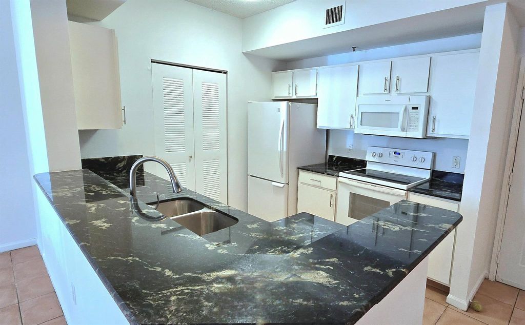 1000 Scotia Drive 106, Hypoluxo, FL 33462