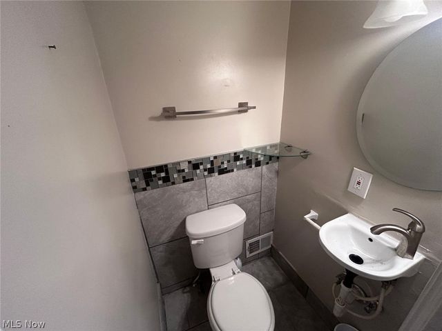 20825 Farnsleigh Road, Shaker Heights, OH 44122