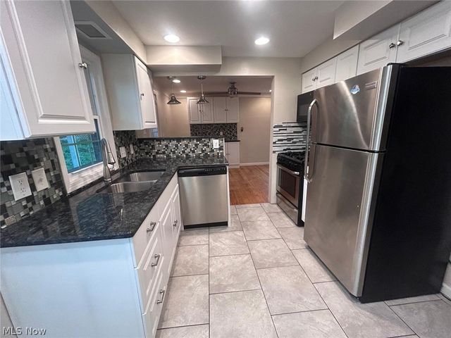 20825 Farnsleigh Road, Shaker Heights, OH 44122