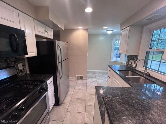 20825 Farnsleigh Road, Shaker Heights, OH 44122