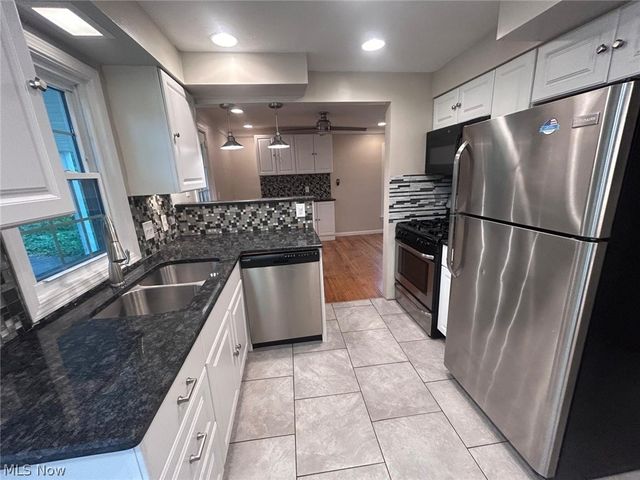 20825 Farnsleigh Road, Shaker Heights, OH 44122