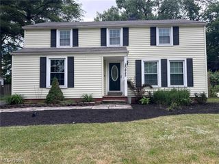 20825 Farnsleigh Road, Shaker Heights, OH 44122