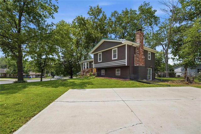 1010 E Langsford Road, Lee's Summit, MO 64063