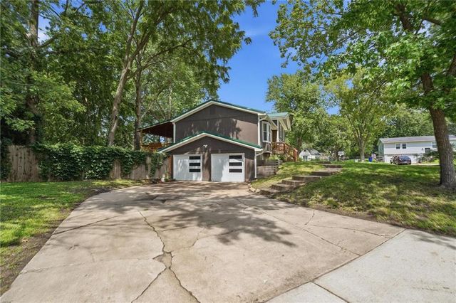1010 E Langsford Road, Lee's Summit, MO 64063