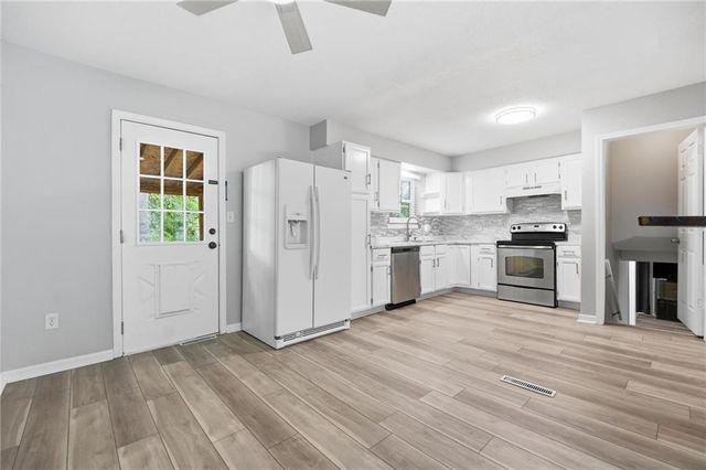 1010 E Langsford Road, Lee's Summit, MO 64063