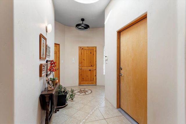 2020 Sydney Lane NW, Albuquerque, NM 87107