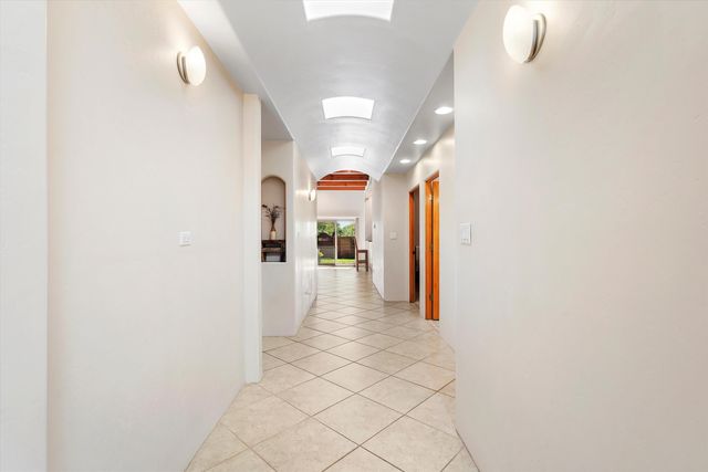 2020 Sydney Lane NW, Albuquerque, NM 87107