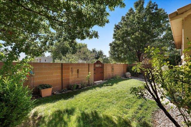 2020 Sydney Lane NW, Albuquerque, NM 87107
