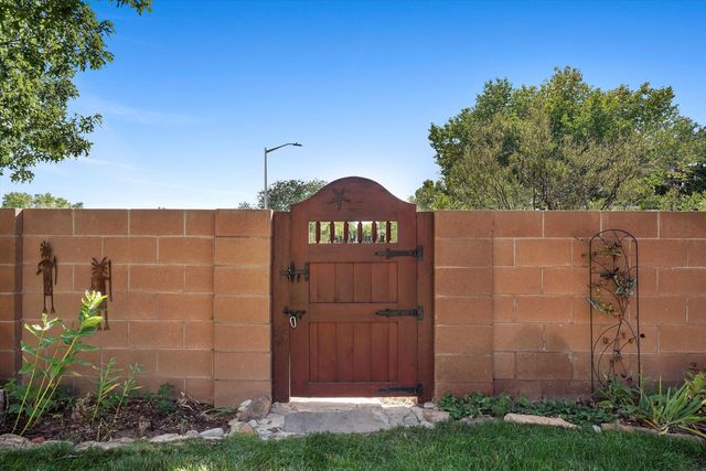 2020 Sydney Lane NW, Albuquerque, NM 87107