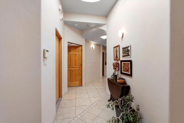 2020 Sydney Lane NW, Albuquerque, NM 87107