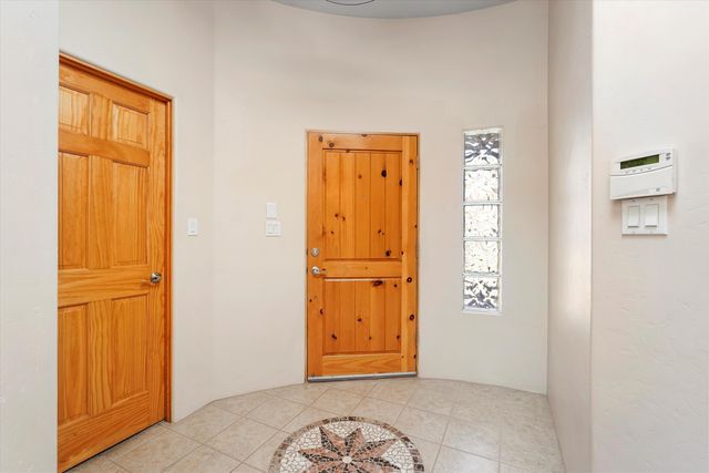 2020 Sydney Lane NW, Albuquerque, NM 87107