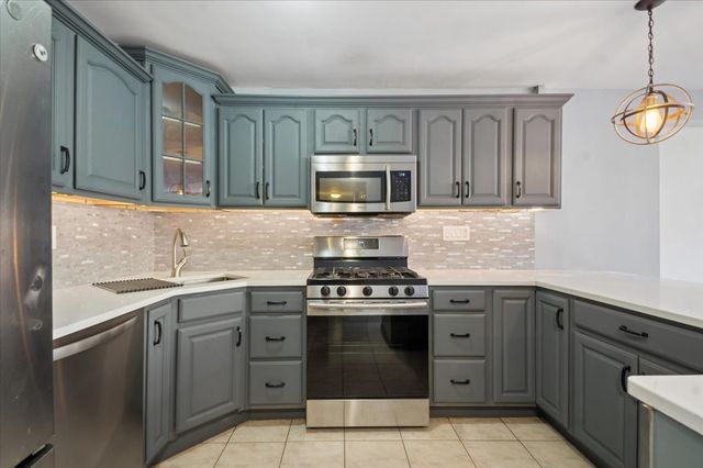 3950 N Lake Shore Drive 205A, Chicago, IL 60613