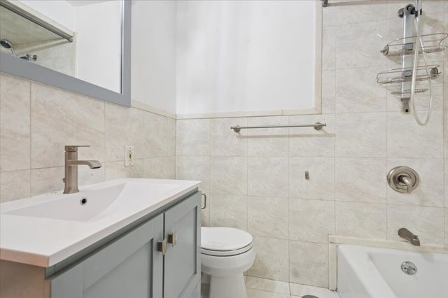 3950 N Lake Shore Drive 205A, Chicago, IL 60613