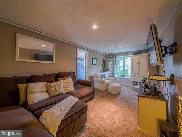 44 EUSDEN DR, Aston, PA 19014