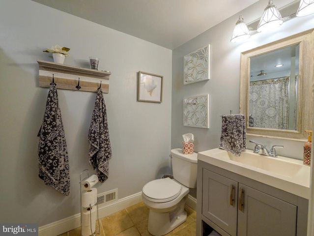 44 EUSDEN DR, Aston, PA 19014