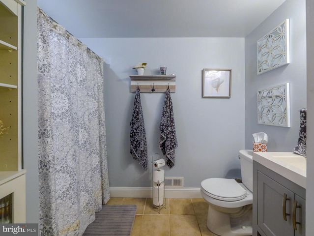 44 EUSDEN DR, Aston, PA 19014