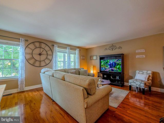44 EUSDEN DR, Aston, PA 19014