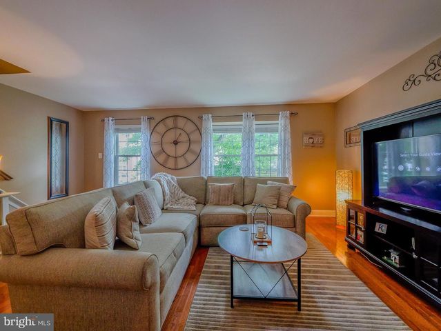 44 EUSDEN DR, Aston, PA 19014