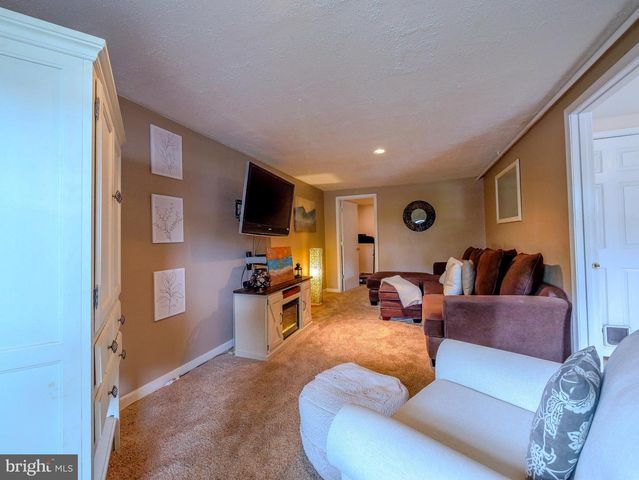 44 EUSDEN DR, Aston, PA 19014