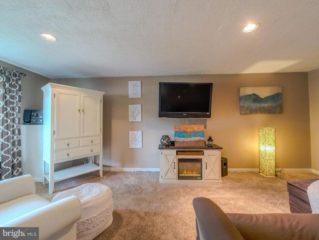 44 EUSDEN DR, Aston, PA 19014
