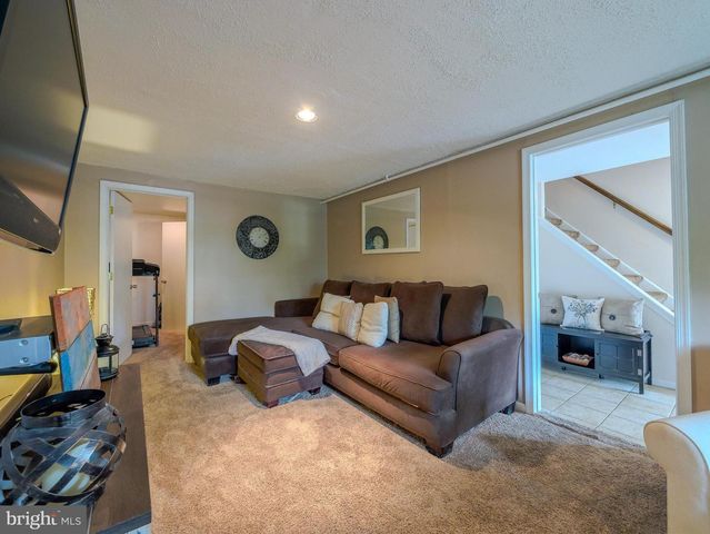 44 EUSDEN DR, Aston, PA 19014