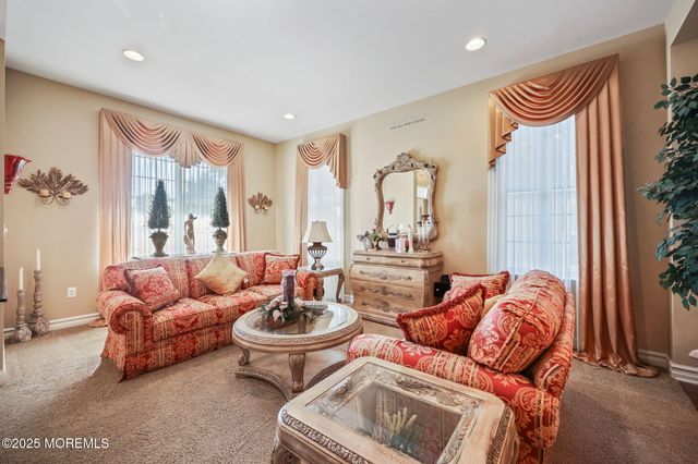 28 Pond View Circle, Barnegat, NJ 08005