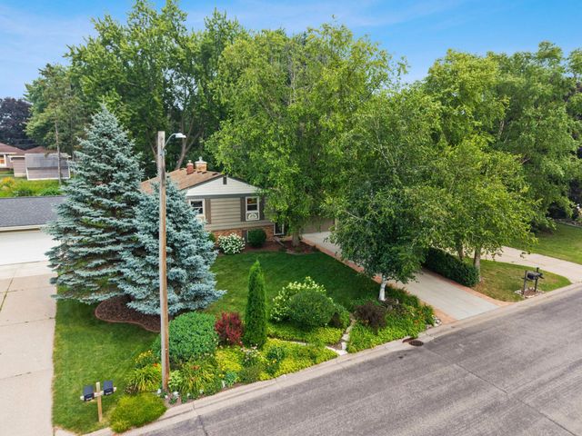 2824 Fernwood Street, Roseville, MN 55113