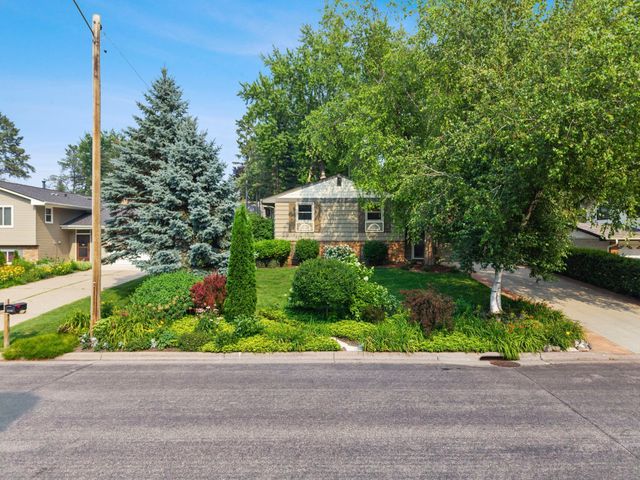 2824 Fernwood Street, Roseville, MN 55113