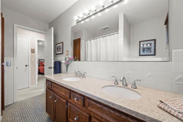 2824 Fernwood Street, Roseville, MN 55113