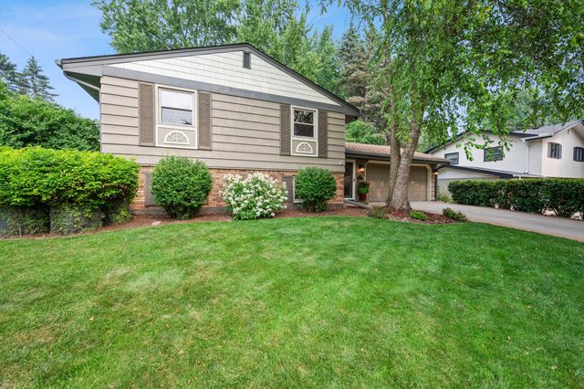 2824 Fernwood Street, Roseville, MN 55113