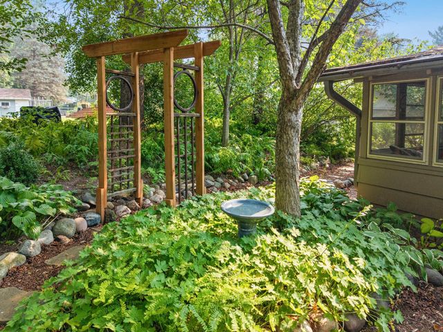 2824 Fernwood Street, Roseville, MN 55113