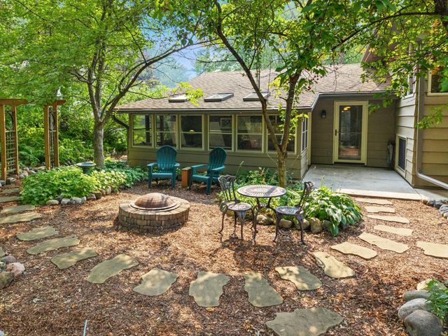 2824 Fernwood Street, Roseville, MN 55113