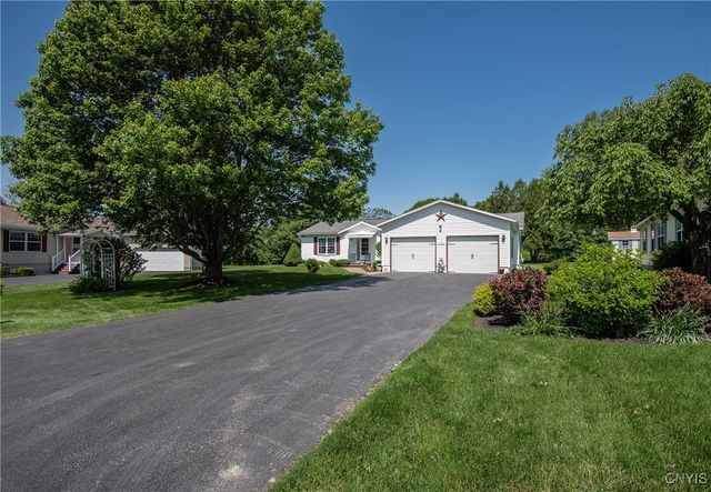 11 Buttonwood Circle, New Hartford, NY 13323