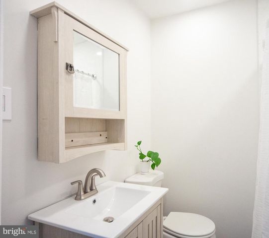 2215 SEARLES RD, Dundalk, MD 21222