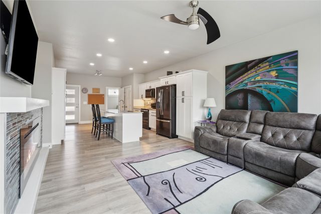 17120 Mistflower Lane, Urbandale, IA 50323