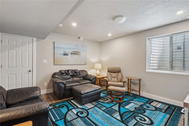 17120 Mistflower Lane, Urbandale, IA 50323