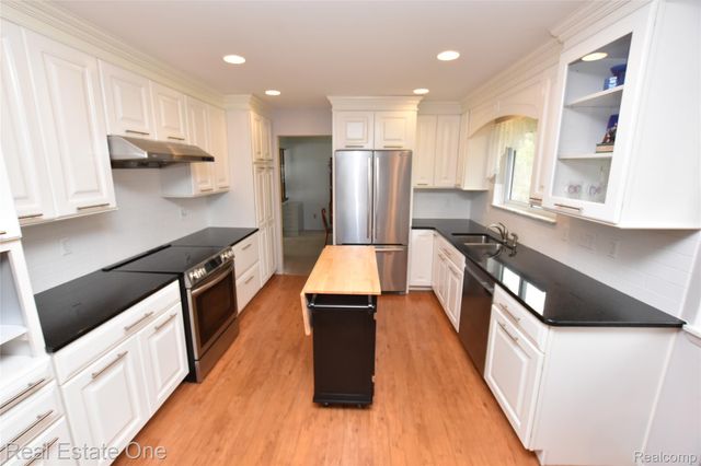 3275 Golfhill Drive, Waterford Charter Township, MI 48329