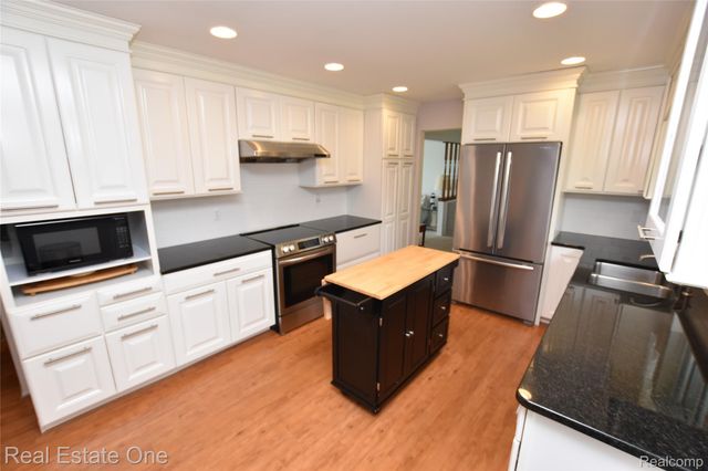 3275 Golfhill Drive, Waterford Charter Township, MI 48329