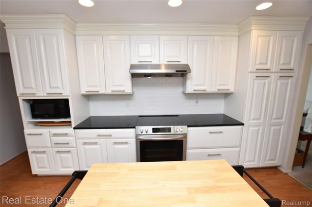 3275 Golfhill Drive, Waterford Charter Township, MI 48329