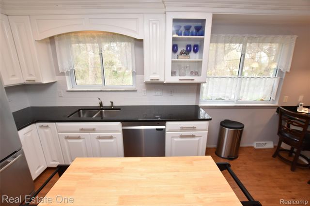 3275 Golfhill Drive, Waterford Charter Township, MI 48329
